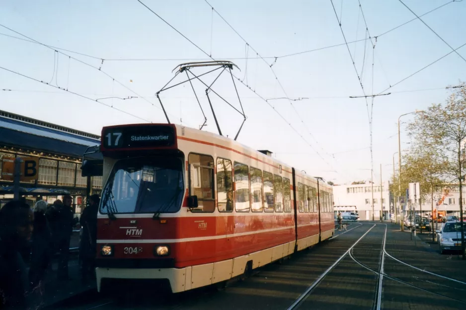 The Hague tram line 17 with articulated tram 3048 at Station Hollands Spoor (2003)