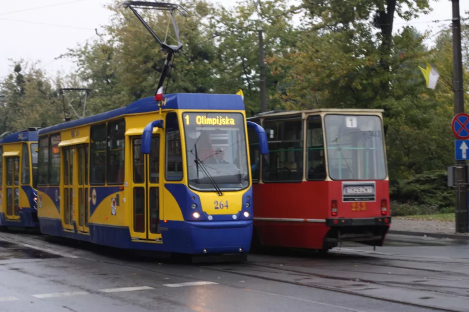 Toruń tram line 1 with railcar 264 on Wały Generała Władysława Sikorskiego (2009)