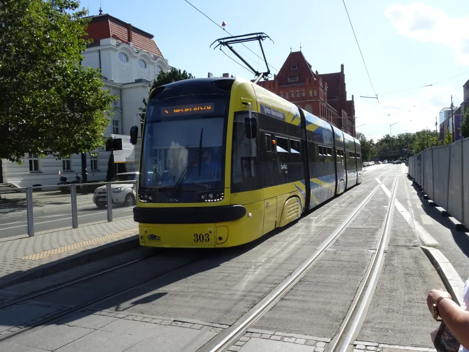 Toruń tram line 3 with low-floor articulated tram 303 at Wały gen. Sikorskiego (2024)