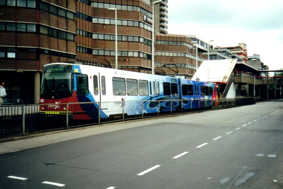Utrecht tram line 20 with articulated tram 5005 at Utrecht CS (2002)