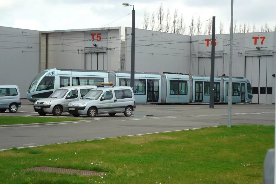 Valenciennes low-floor articulated tram 15 in front of the depot Dépôt Tramway (2008)