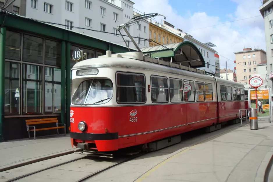 Vienna tram line 18 with articulated tram 4532 at Schlachthausgasse (2010)