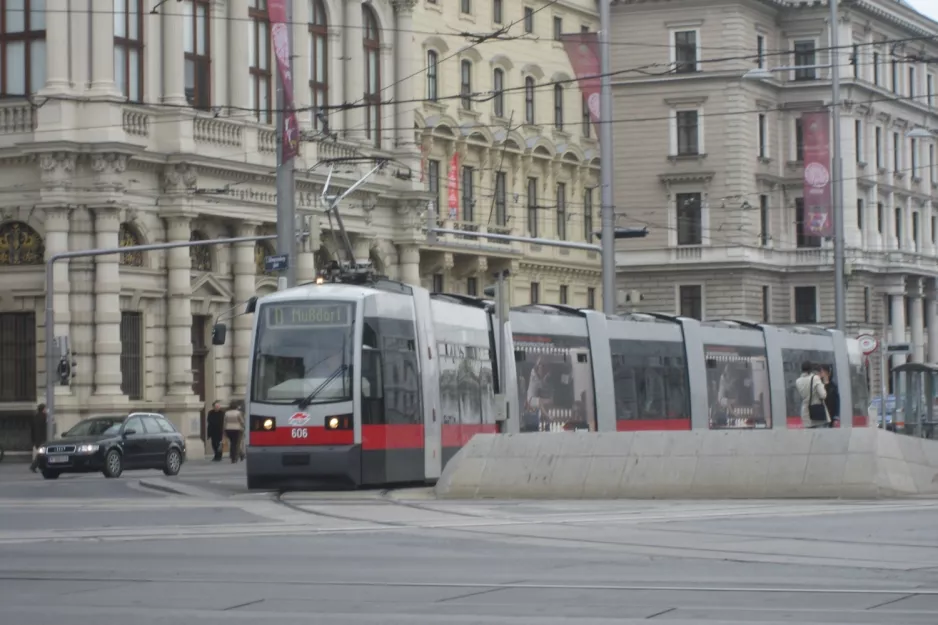 Vienna tram line D with low-floor articulated tram 606 at Schottentor (2008)