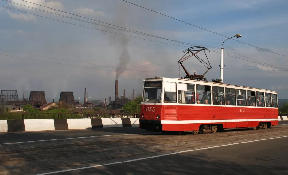 Yenakiieve tram line 1 with railcar 033 on Lenina Prospekt (2011)