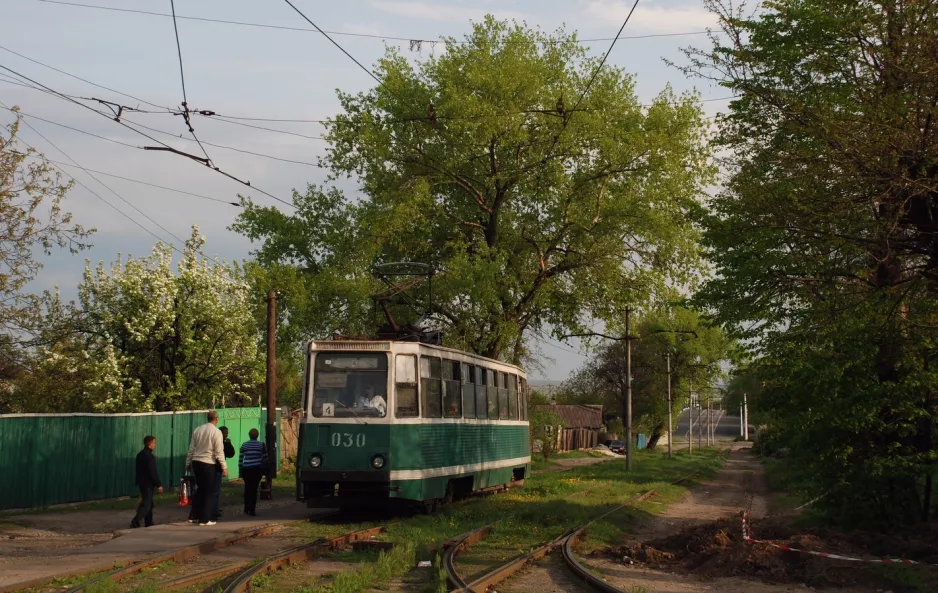 Yenakiieve tram line 4 with railcar 030 in the intersection Tiunova Ulitsa/Lermontova Ulitsa (2011)
