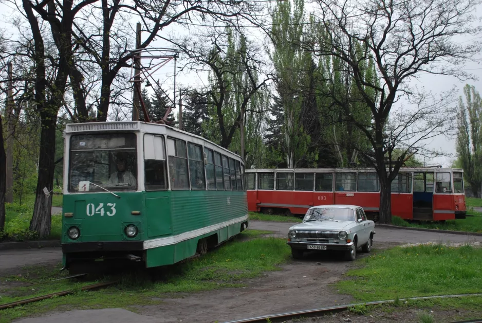 Yenakiieve tram line 4 with railcar 043 at Wijśkkomat (Centr) (2011)
