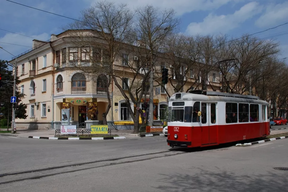 Yevpatoria tram line 3 with railcar 012 in the intersection Frunze Street/Djemisheva Street (2011)