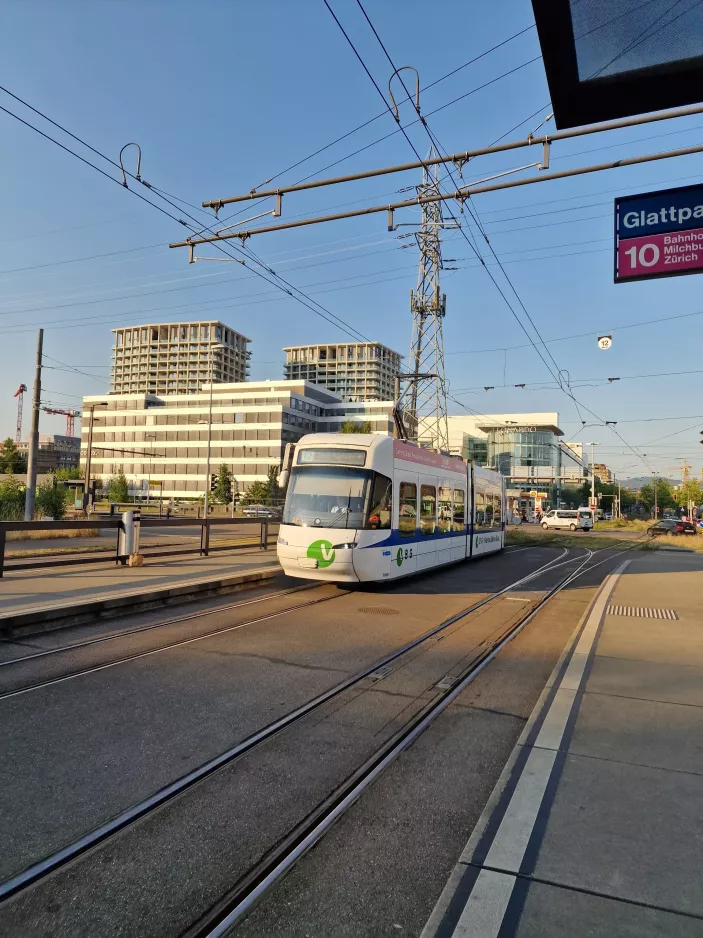 Zürich regional line 12 with low-floor articulated tram 3080 close by Glattpark (2023)