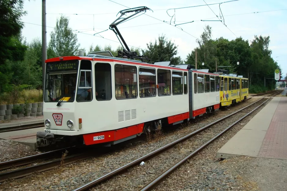 Zwickau tram line 4 with articulated tram 929 at Klinikum (2008)