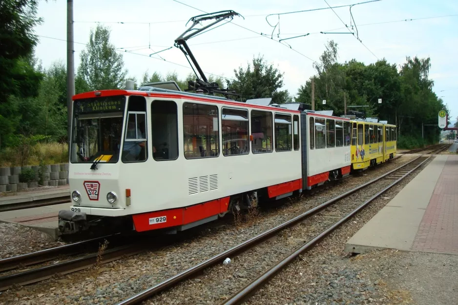 Zwickau tram line 4 with articulated tram 929 at Städtisches Klinikum (2008)