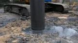 Sådan borer man en 17,5 m lang betonpæl ned i jorden